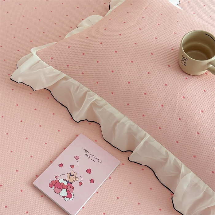 91家纺网 家纺一手货源 找家纺 吾欢心 2026夏季新款甜梦系列PE凉感提花凉席430克高克重蕾丝床裙款冰丝软席三件套 甜梦蜜糖粉