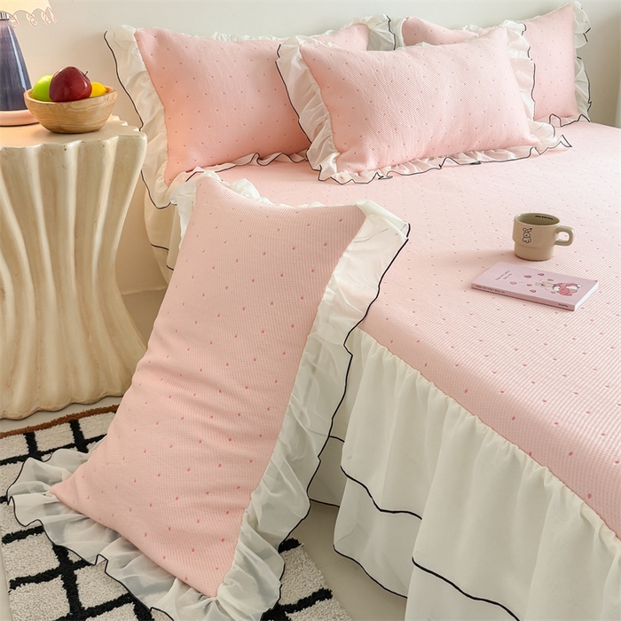 91家纺网 家纺一手货源 找家纺 吾欢心 2026夏季新款甜梦系列PE凉感提花凉席430克高克重蕾丝床裙款冰丝软席三件套 甜梦蜜糖粉