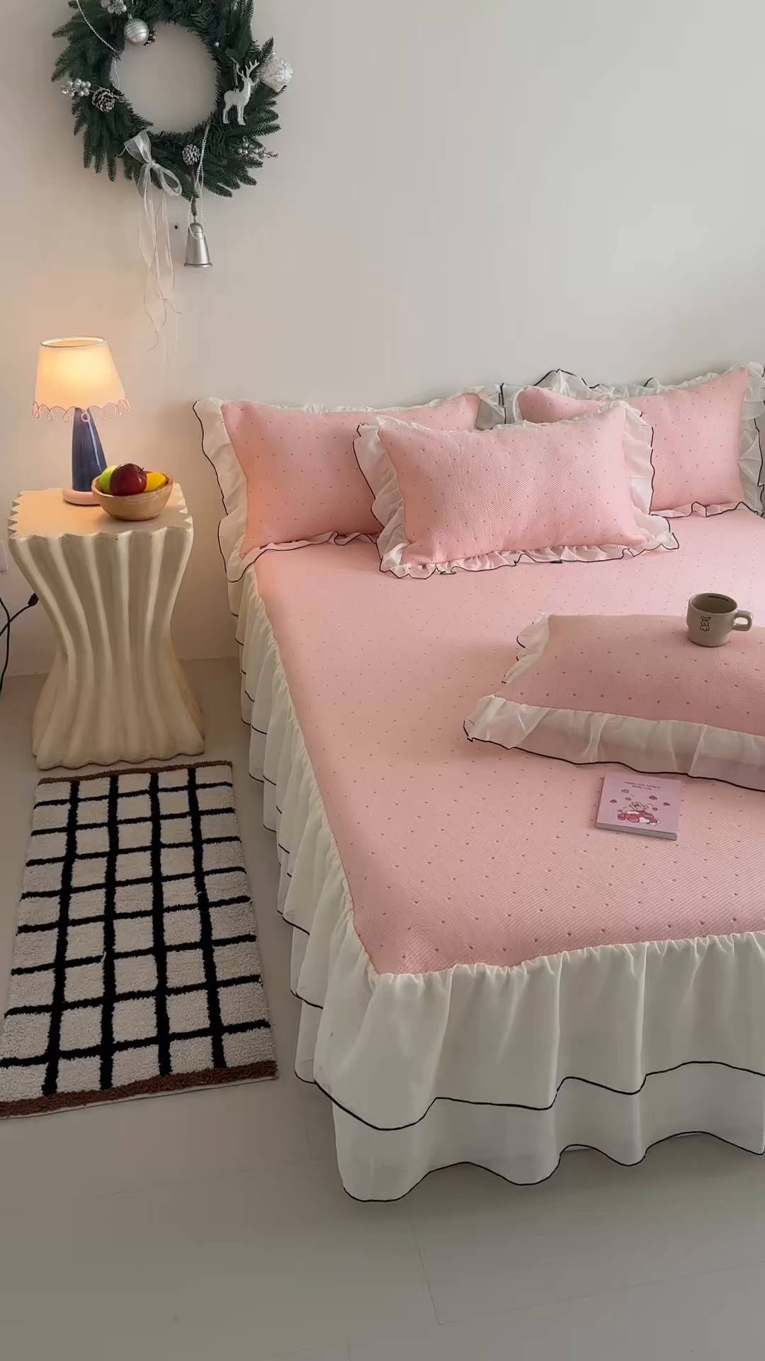 91家纺网 家纺一手货源 找家纺 吾欢心 2026夏季新款甜梦系列PE凉感提花凉席430克高克重蕾丝床裙款冰丝软席三件套 甜梦蜜糖粉