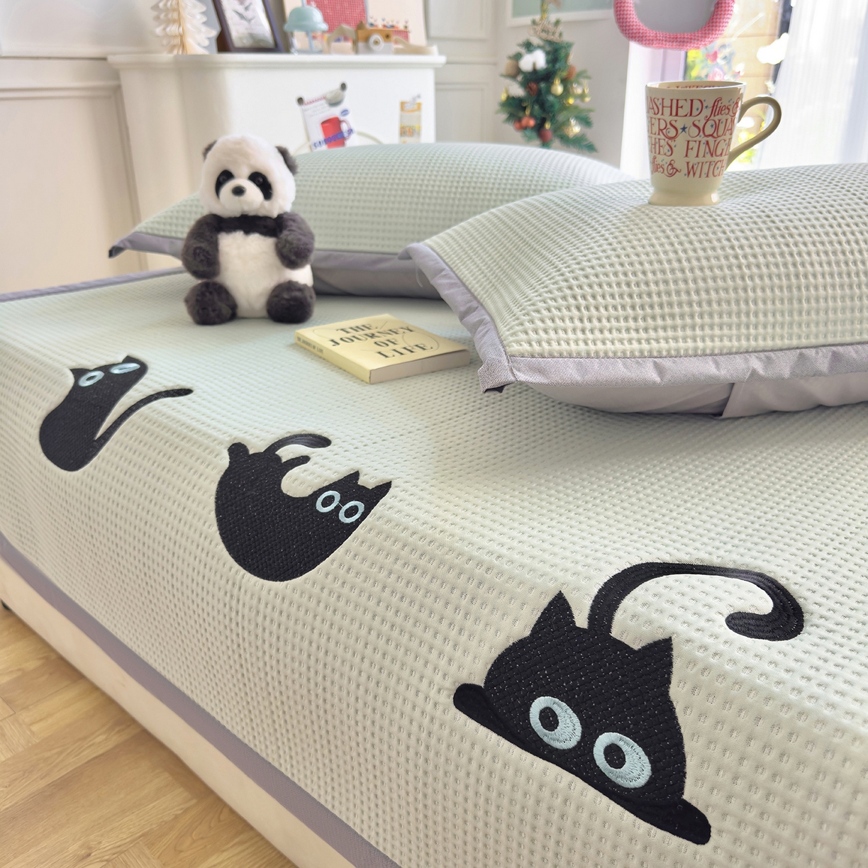 91家纺网 家纺一手货源 找家纺 圣比熊 2026春夏新款卡通印加绣花凉豆豆绣花凉席席子 黑喵小队