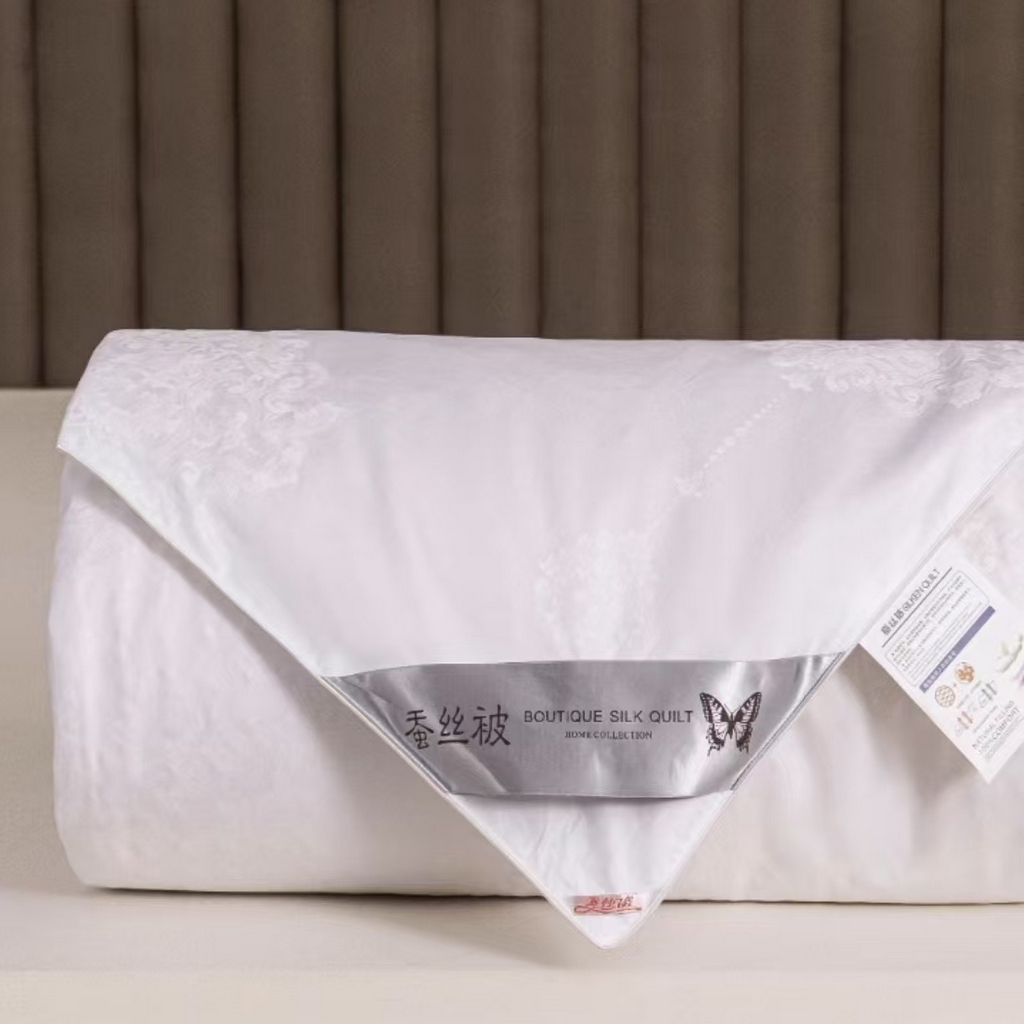 91家纺网 家纺一手货源 找家纺 （总）栩裕纺织 2026新款80支纯棉贡缎提花蚕丝夏被,白色,灰色,粉色