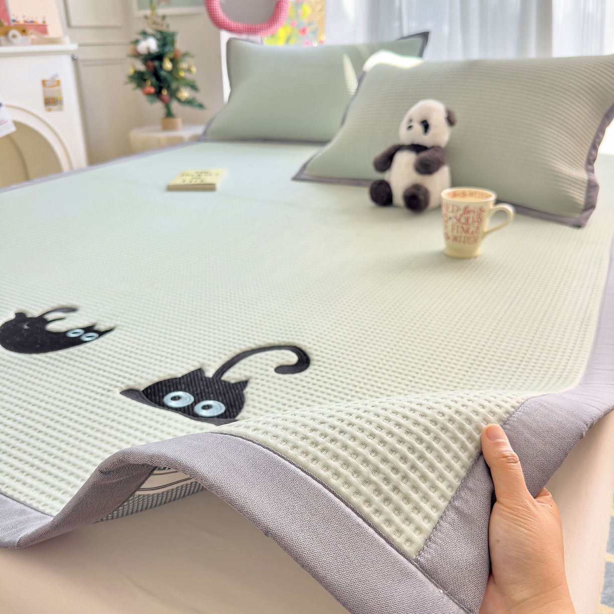 91家纺网 家纺一手货源 找家纺 圣比熊 2026春夏新款卡通印加绣花凉豆豆绣花凉席席子 黑喵小队