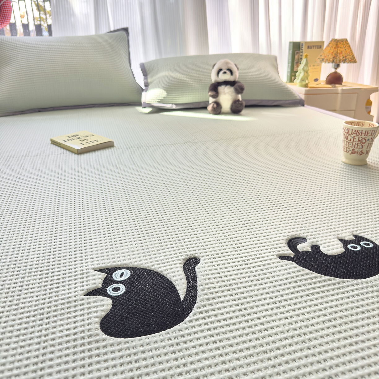 91家纺网 家纺一手货源 找家纺 圣比熊 2026春夏新款卡通印加绣花凉豆豆绣花凉席席子 黑喵小队