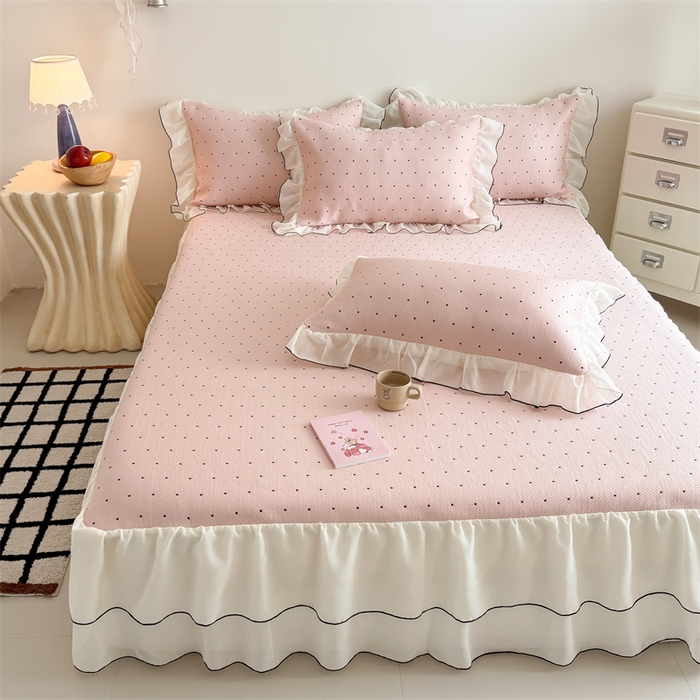 91家纺网 家纺一手货源 找家纺 吾欢心 2026夏季新款甜梦系列PE凉感提花凉席430克高克重蕾丝床裙款冰丝软席三件套 甜梦奶芙粉