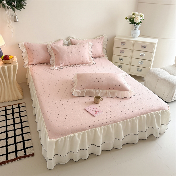 91家纺网 家纺一手货源 找家纺 吾欢心 2026夏季新款甜梦系列PE凉感提花凉席430克高克重蕾丝床裙款冰丝软席三件套 甜梦奶芙粉