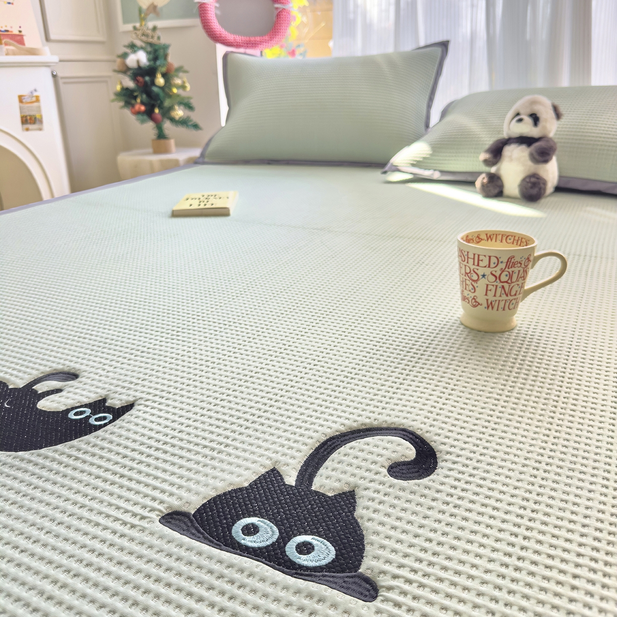 91家纺网 家纺一手货源 找家纺 圣比熊 2026春夏新款卡通印加绣花凉豆豆绣花凉席席子 黑喵小队