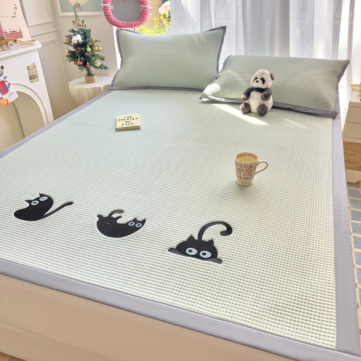 91家纺网 家纺一手货源 找家纺 圣比熊 2026春夏新款卡通印加绣花凉豆豆绣花凉席席子 黑喵小队