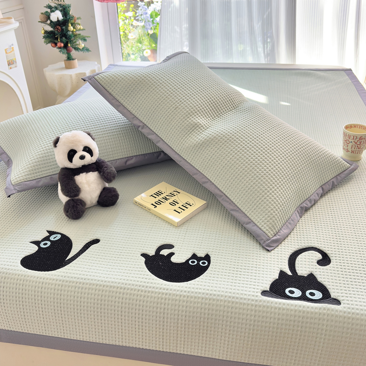 91家纺网 家纺一手货源 找家纺 圣比熊 2026春夏新款卡通印加绣花凉豆豆绣花凉席席子 黑喵小队