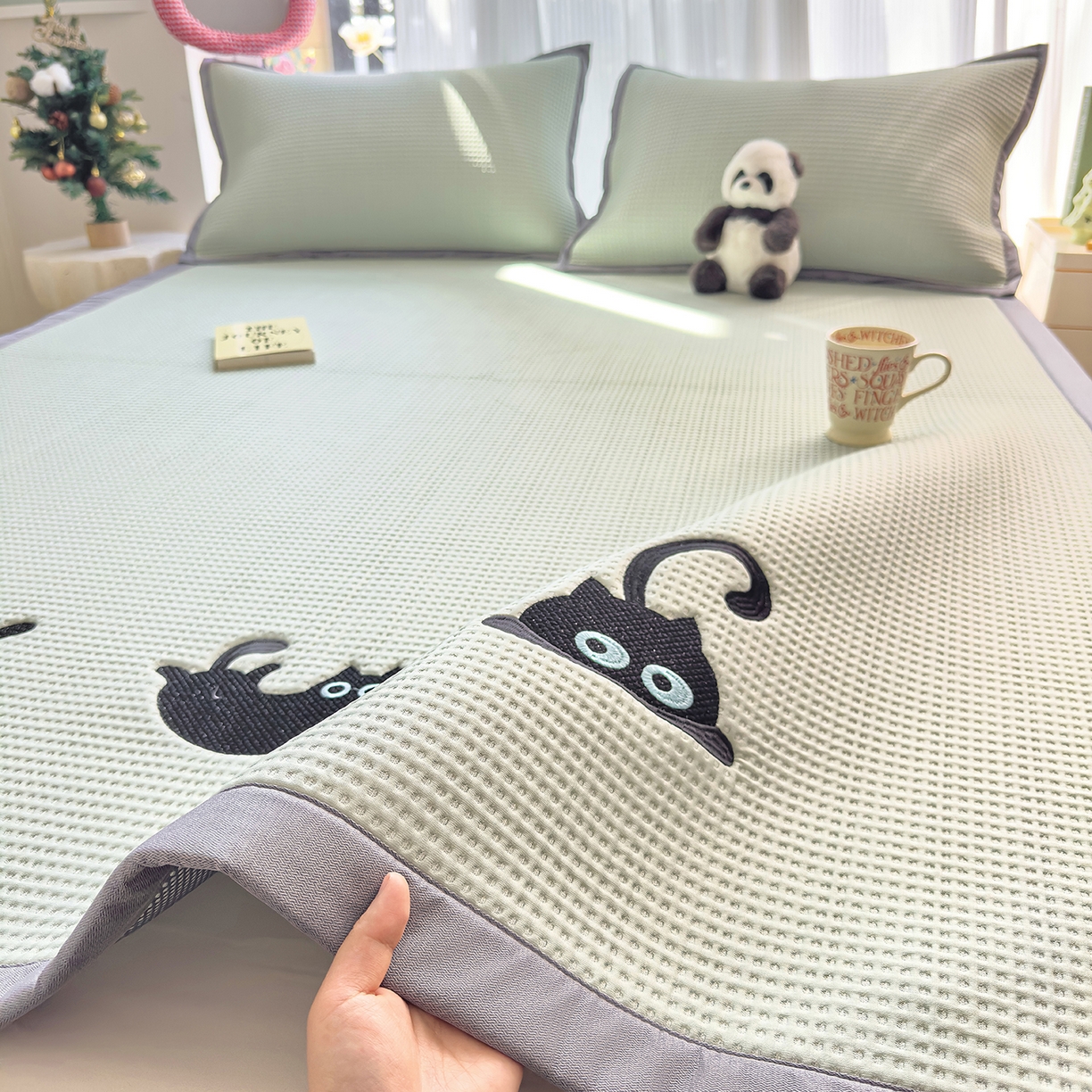 91家纺网 家纺一手货源 找家纺 圣比熊 2026春夏新款卡通印加绣花凉豆豆绣花凉席席子 黑喵小队