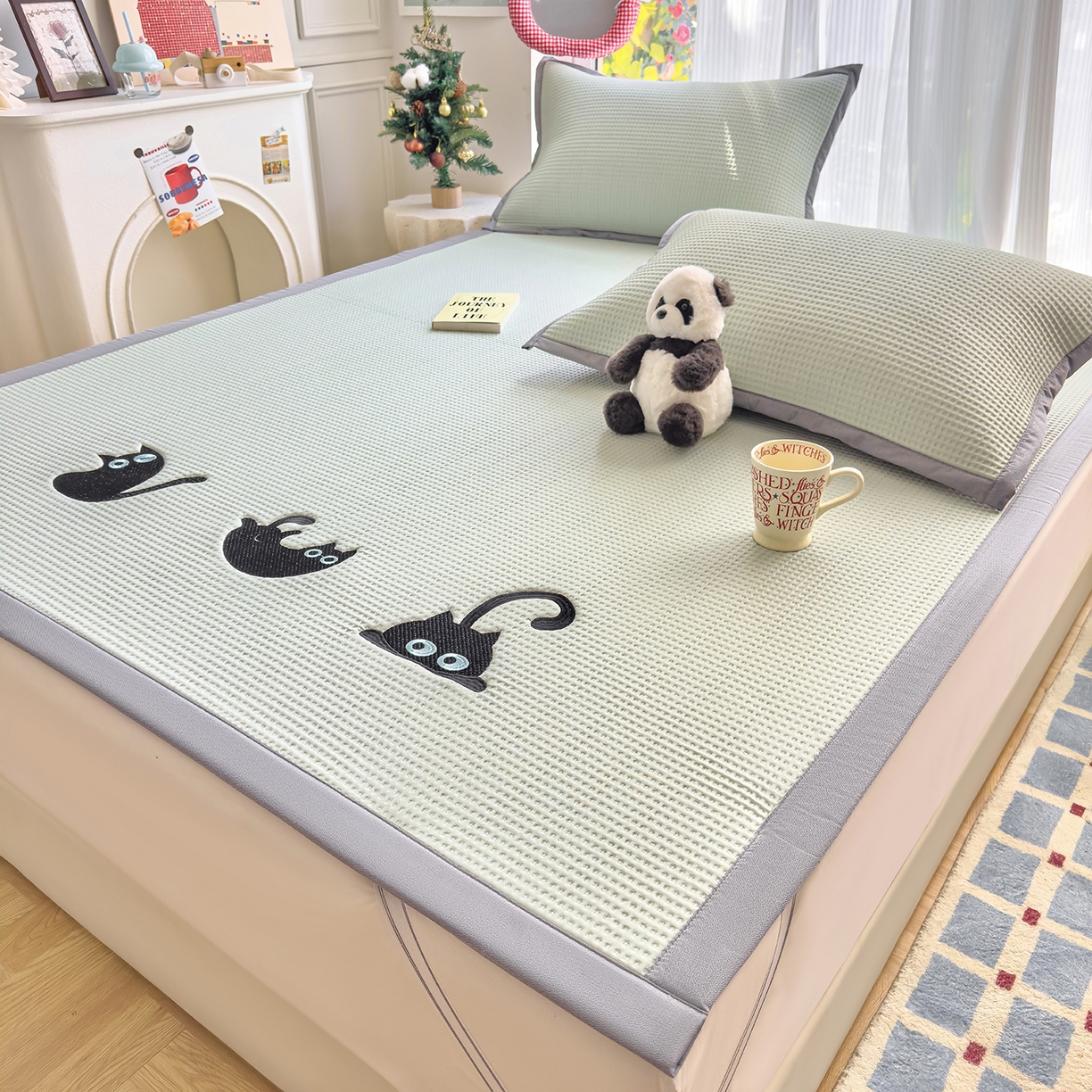 91家纺网 家纺一手货源 找家纺 圣比熊 2026春夏新款卡通印加绣花凉豆豆绣花凉席席子 黑喵小队