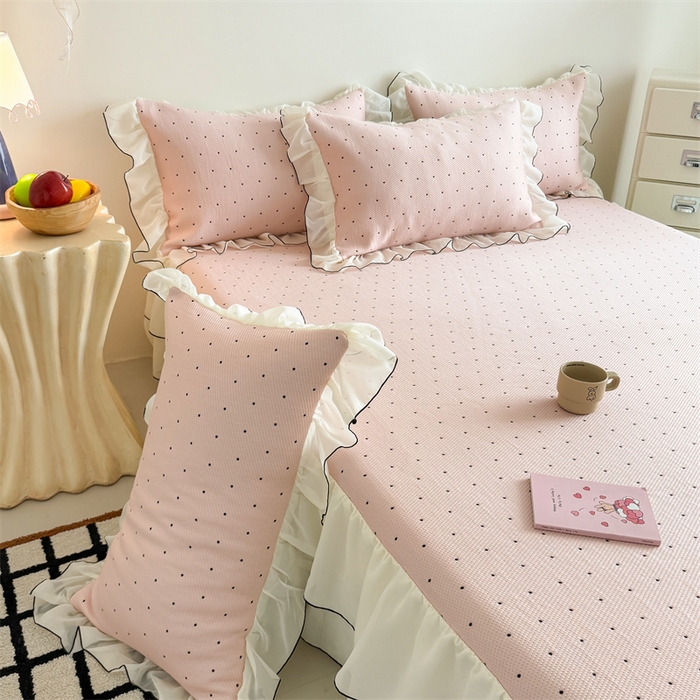 91家纺网 家纺一手货源 找家纺 吾欢心 2026夏季新款甜梦系列PE凉感提花凉席430克高克重蕾丝床裙款冰丝软席三件套 甜梦奶芙粉