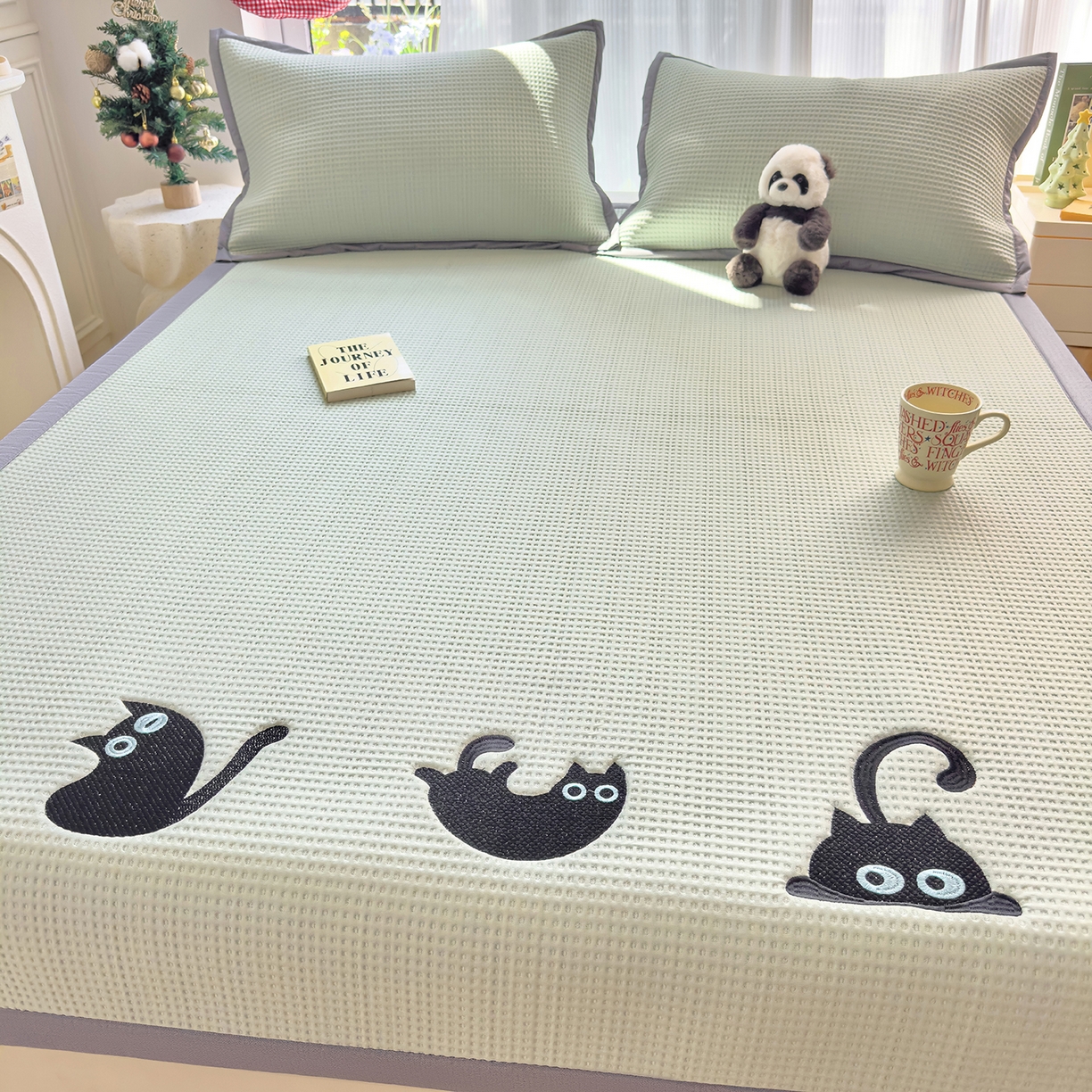 91家纺网 家纺一手货源 找家纺 圣比熊 2026春夏新款卡通印加绣花凉豆豆绣花凉席席子 黑喵小队