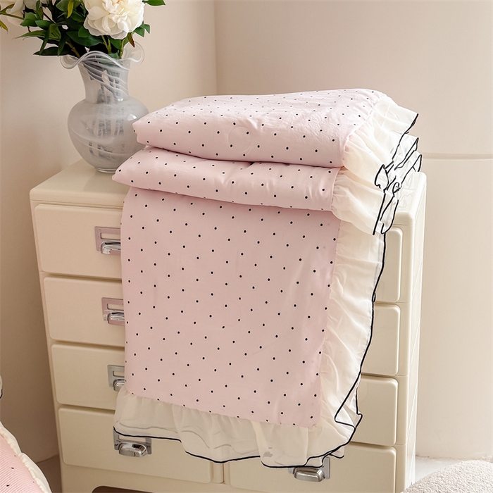 91家纺网 家纺一手货源 找家纺 吾欢心 2026夏季新款甜梦系列PE凉感提花凉席430克高克重蕾丝床裙款冰丝软席三件套 甜梦奶芙粉