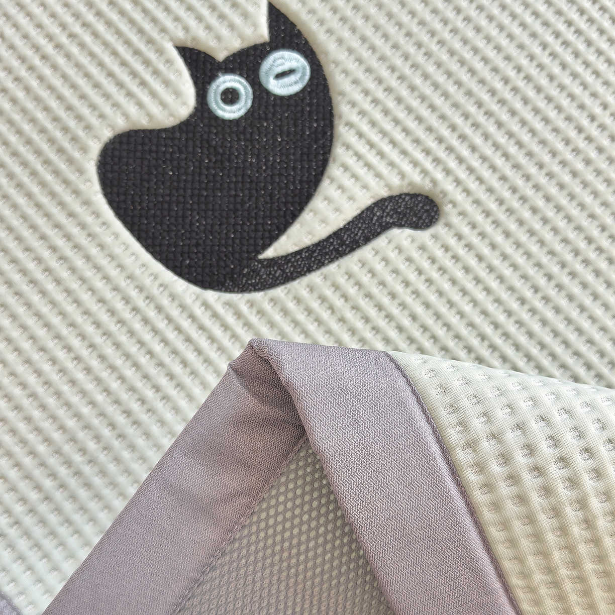 91家纺网 家纺一手货源 找家纺 圣比熊 2026春夏新款卡通印加绣花凉豆豆绣花凉席席子 黑喵小队