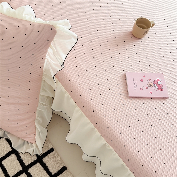 91家纺网 家纺一手货源 找家纺 吾欢心 2026夏季新款甜梦系列PE凉感提花凉席430克高克重蕾丝床裙款冰丝软席三件套 甜梦奶芙粉