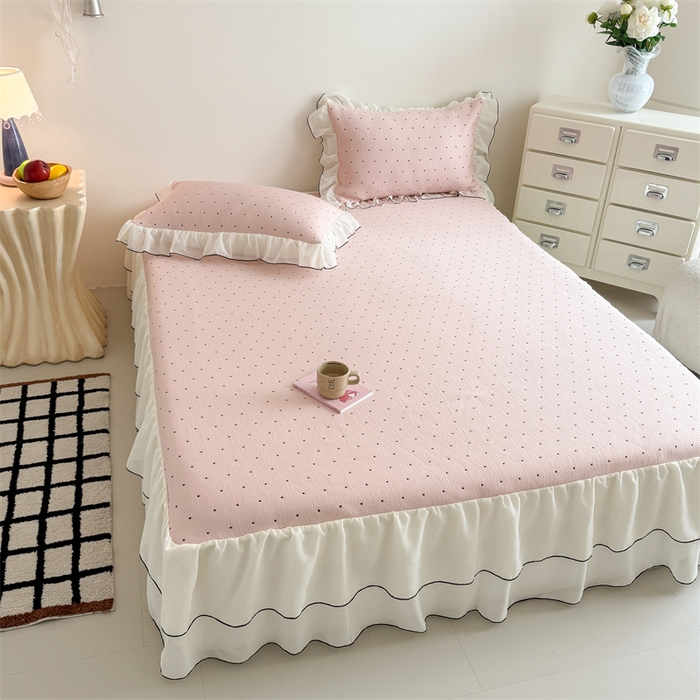 91家纺网 家纺一手货源 找家纺 吾欢心 2026夏季新款甜梦系列PE凉感提花凉席430克高克重蕾丝床裙款冰丝软席三件套 甜梦奶芙粉