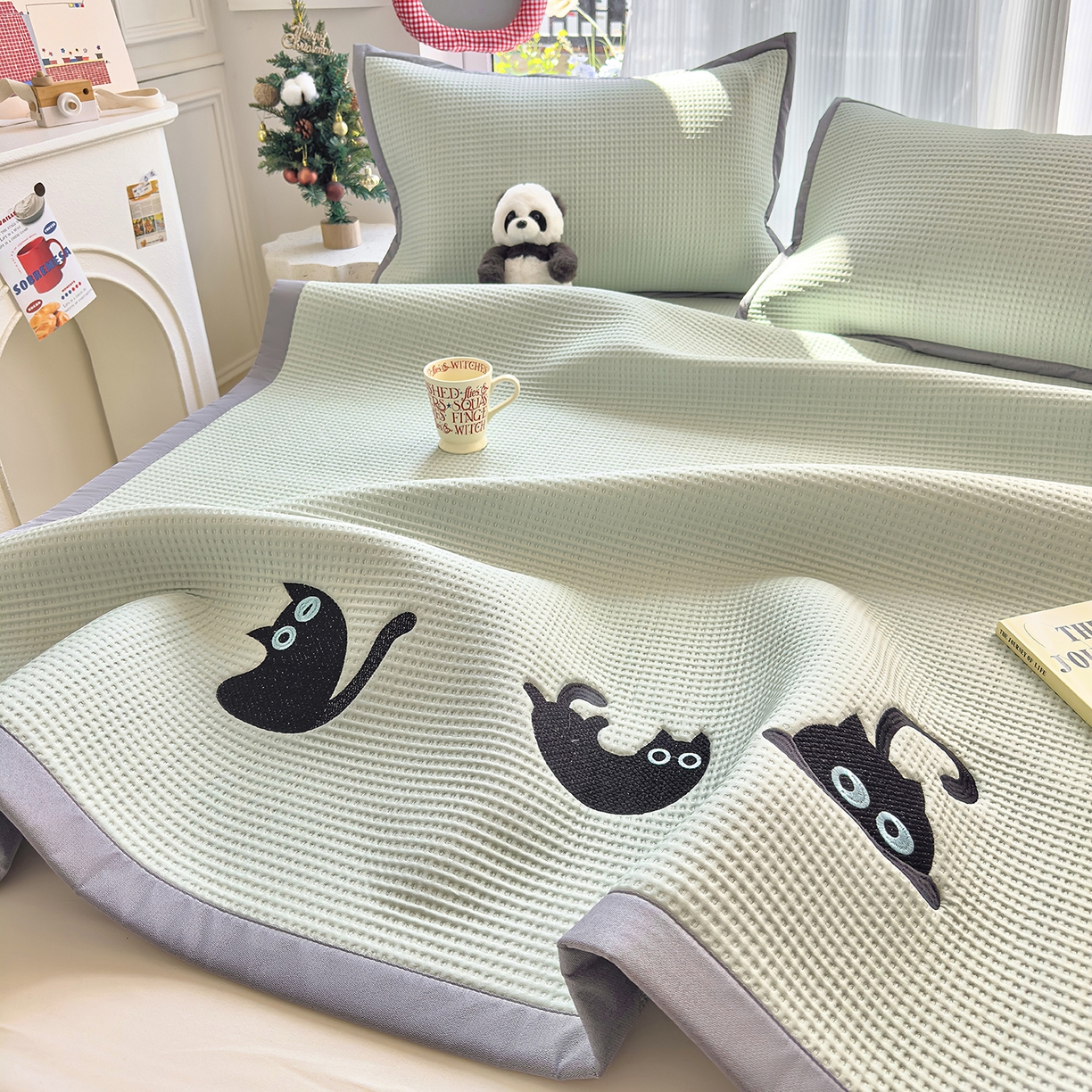 91家纺网 家纺一手货源 找家纺 圣比熊 2026春夏新款卡通印加绣花凉豆豆绣花凉席席子 黑喵小队