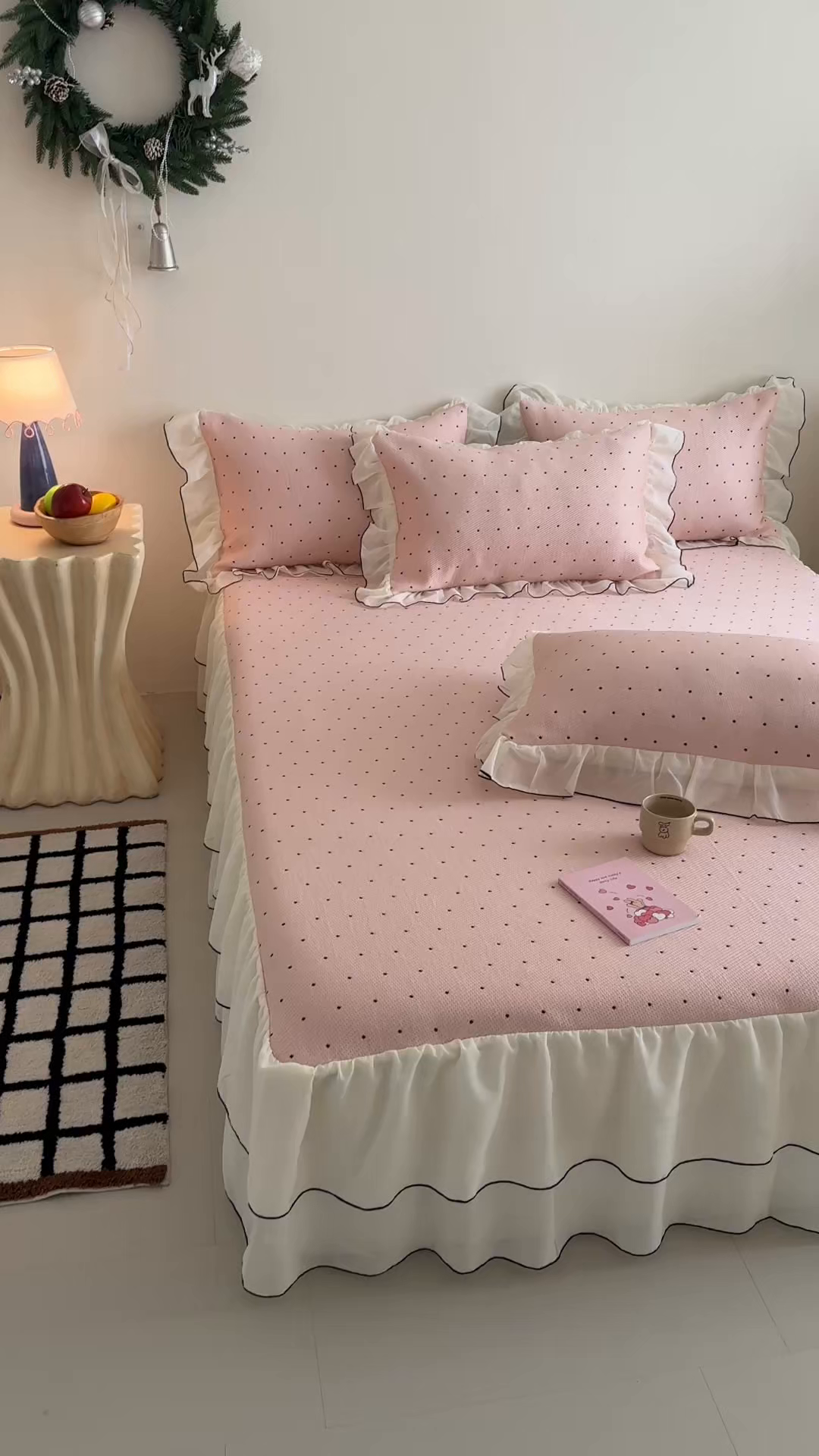 91家纺网 家纺一手货源 找家纺 吾欢心 2026夏季新款甜梦系列PE凉感提花凉席430克高克重蕾丝床裙款冰丝软席三件套 甜梦奶芙粉