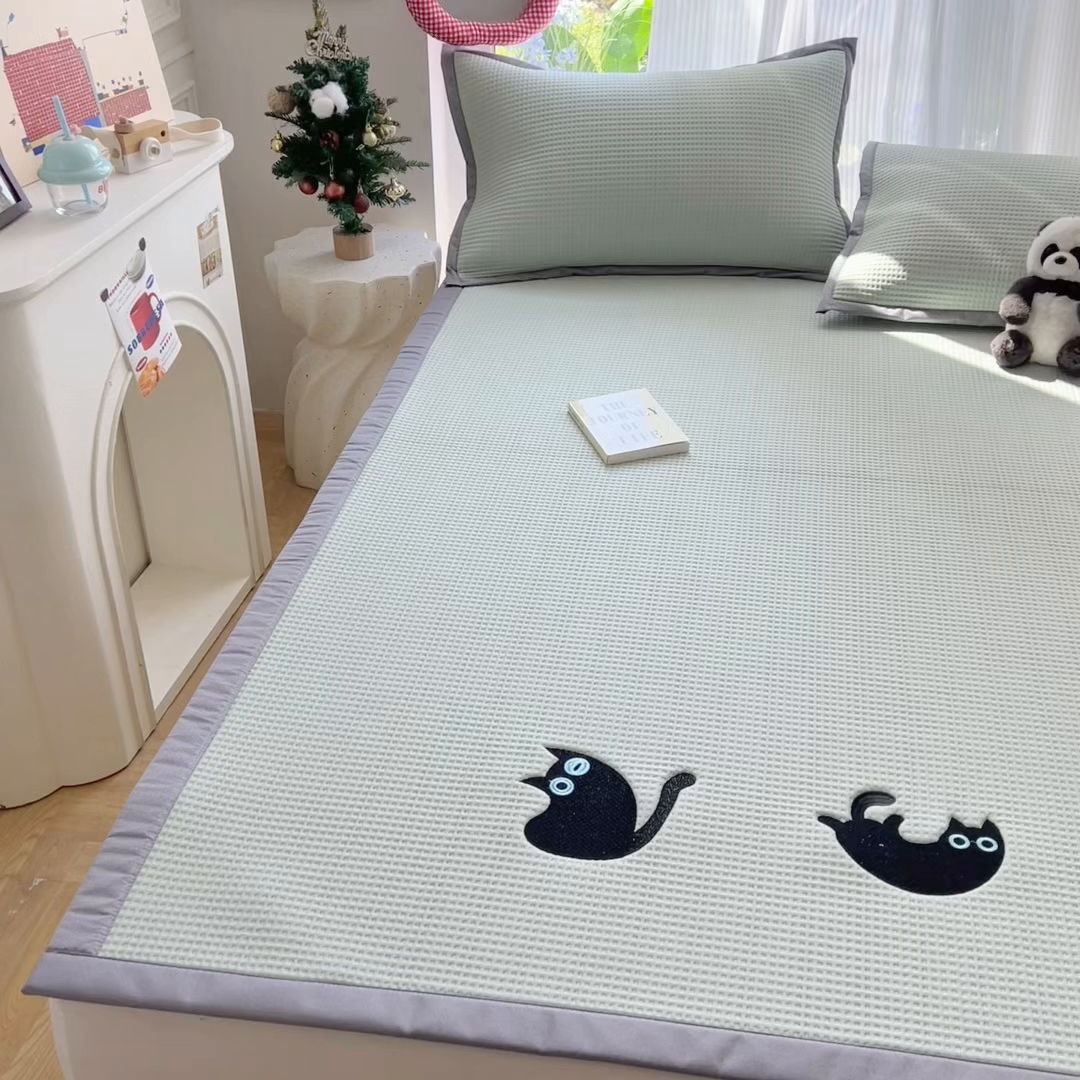 91家纺网 家纺一手货源 找家纺 圣比熊 2026春夏新款卡通印加绣花凉豆豆绣花凉席席子 黑喵小队