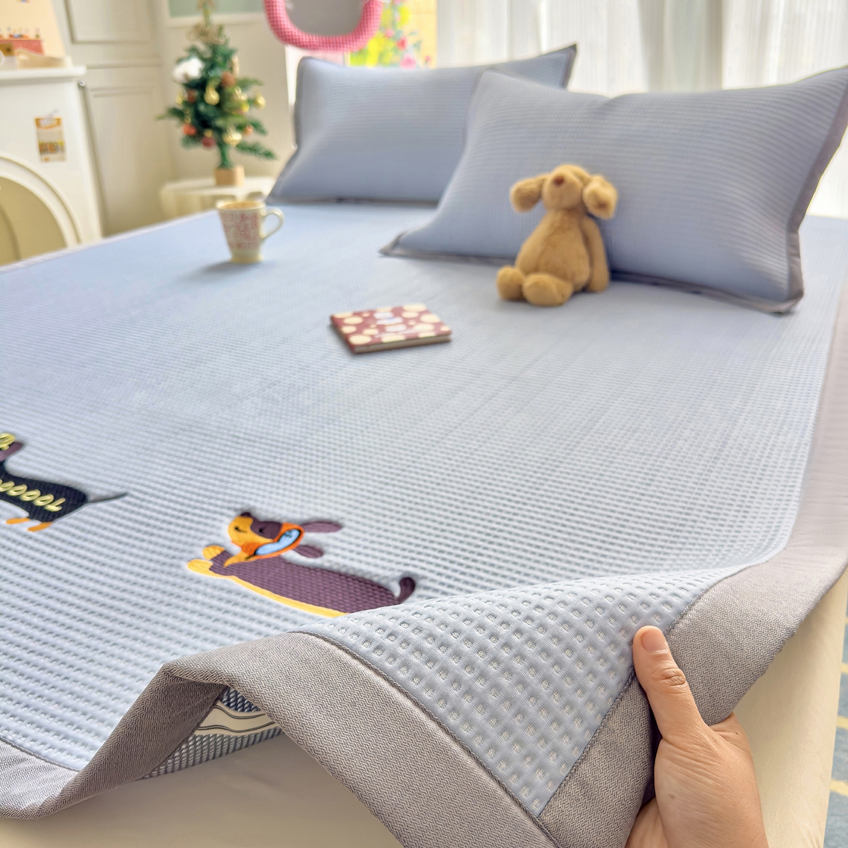 91家纺网 家纺一手货源 找家纺 圣比熊 2026春夏新款卡通印加绣花凉豆豆绣花凉席席子 酷狗派对