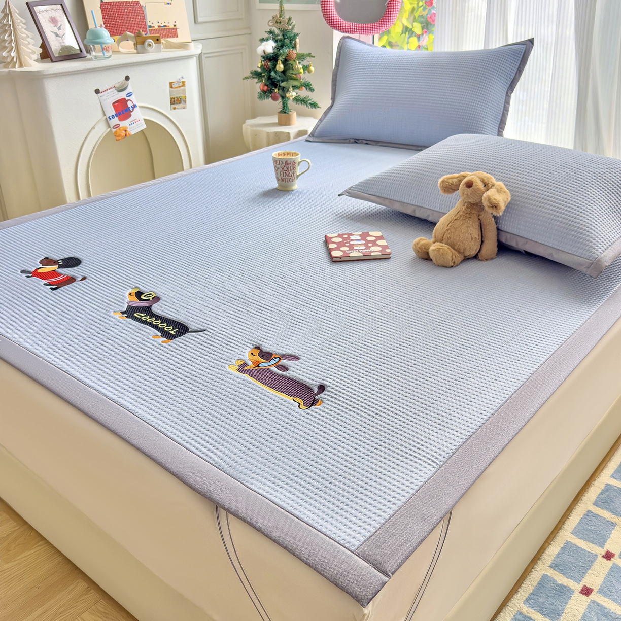 91家纺网 家纺一手货源 找家纺 圣比熊 2026春夏新款卡通印加绣花凉豆豆绣花凉席席子 酷狗派对