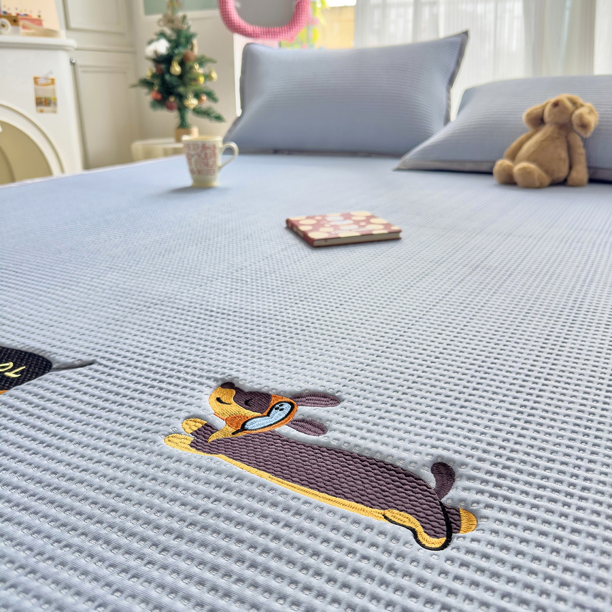 91家纺网 家纺一手货源 找家纺 圣比熊 2026春夏新款卡通印加绣花凉豆豆绣花凉席席子 酷狗派对