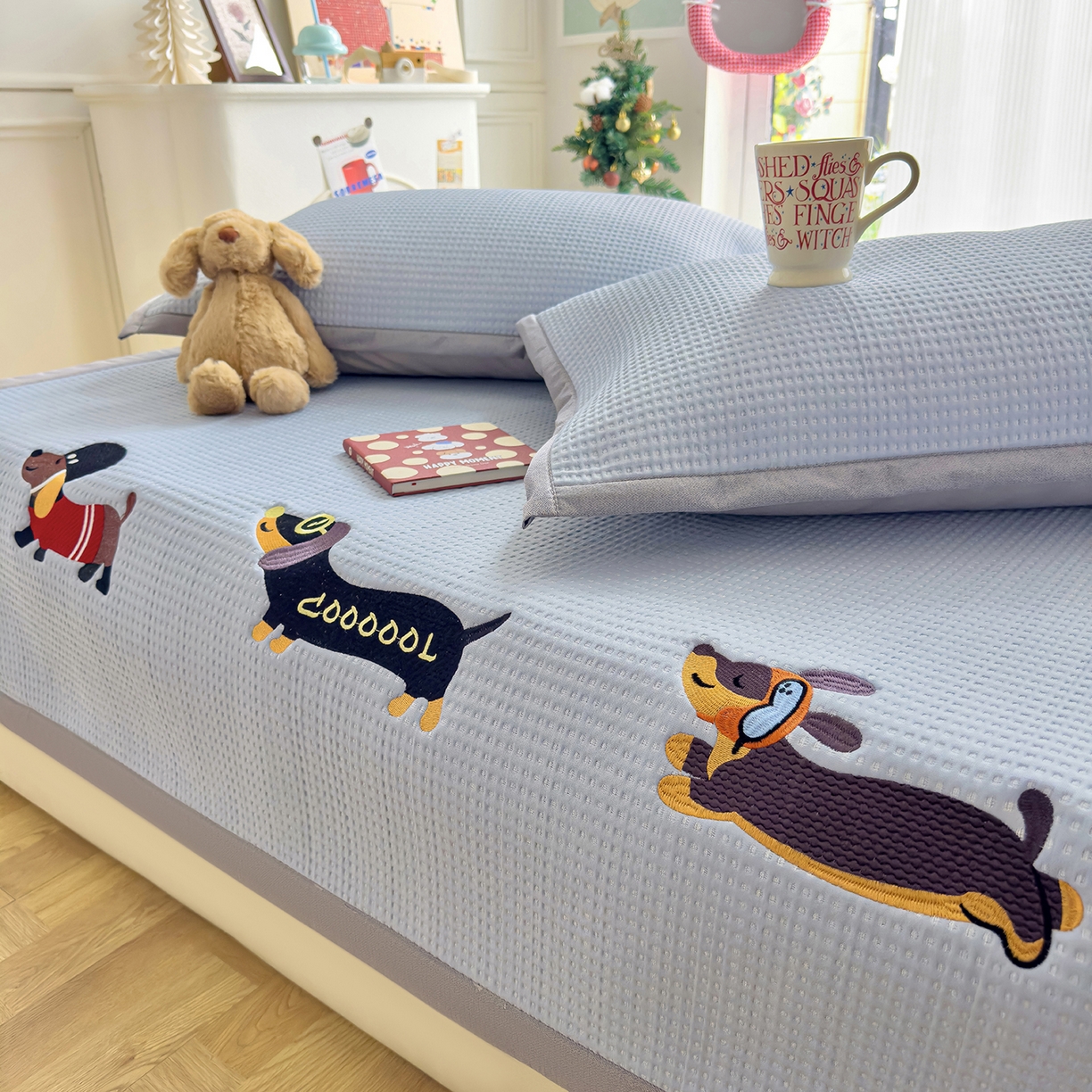 91家纺网 家纺一手货源 找家纺 圣比熊 2026春夏新款卡通印加绣花凉豆豆绣花凉席席子 酷狗派对