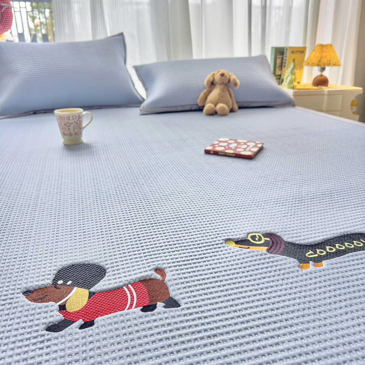 91家纺网 家纺一手货源 找家纺 圣比熊 2026春夏新款卡通印加绣花凉豆豆绣花凉席席子 酷狗派对