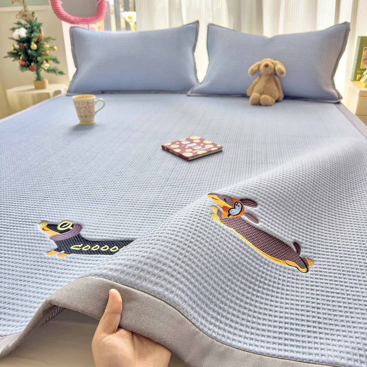 91家纺网 家纺一手货源 找家纺 圣比熊 2026春夏新款卡通印加绣花凉豆豆绣花凉席席子 酷狗派对