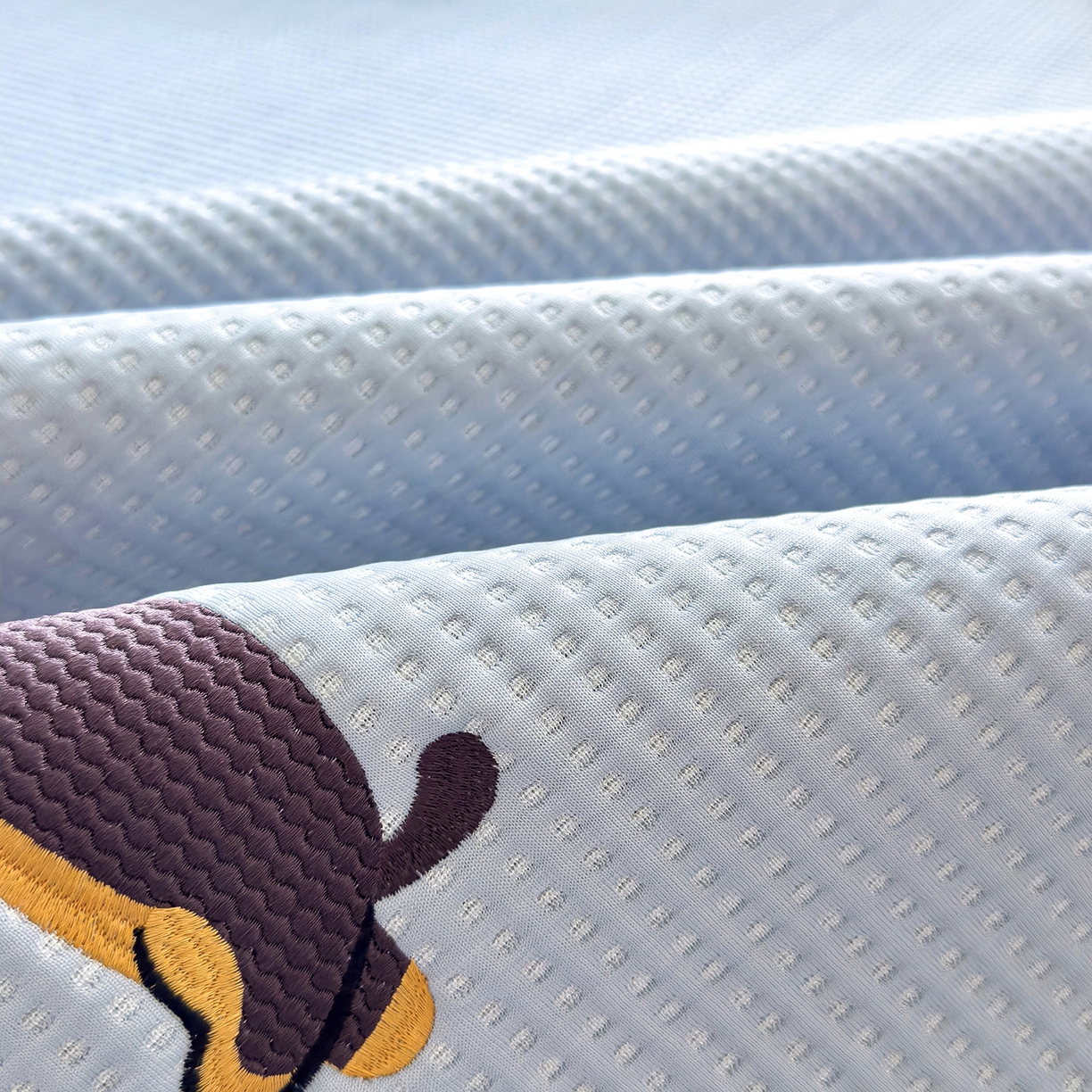 91家纺网 家纺一手货源 找家纺 圣比熊 2026春夏新款卡通印加绣花凉豆豆绣花凉席席子 酷狗派对