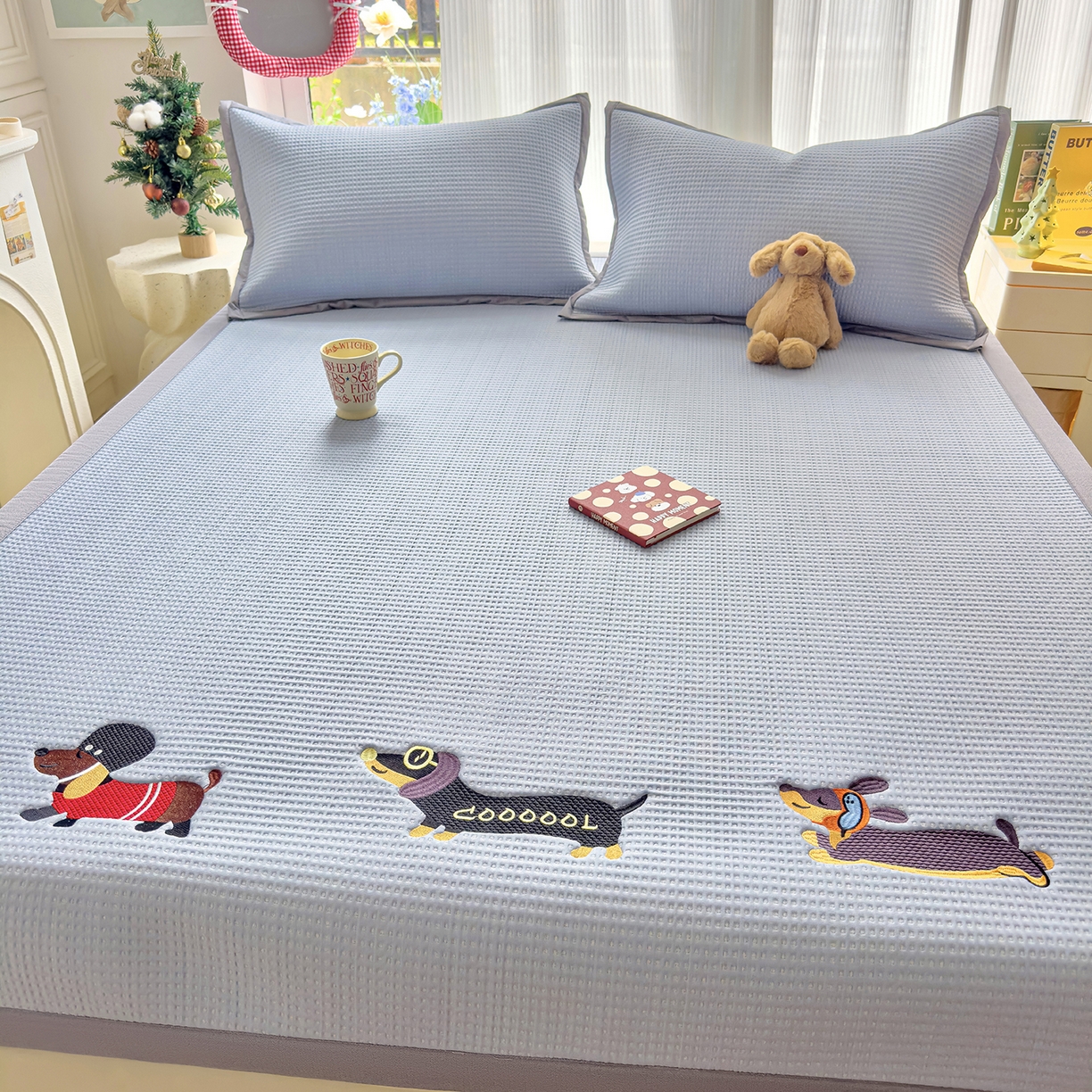 91家纺网 家纺一手货源 找家纺 圣比熊 2026春夏新款卡通印加绣花凉豆豆绣花凉席席子 酷狗派对