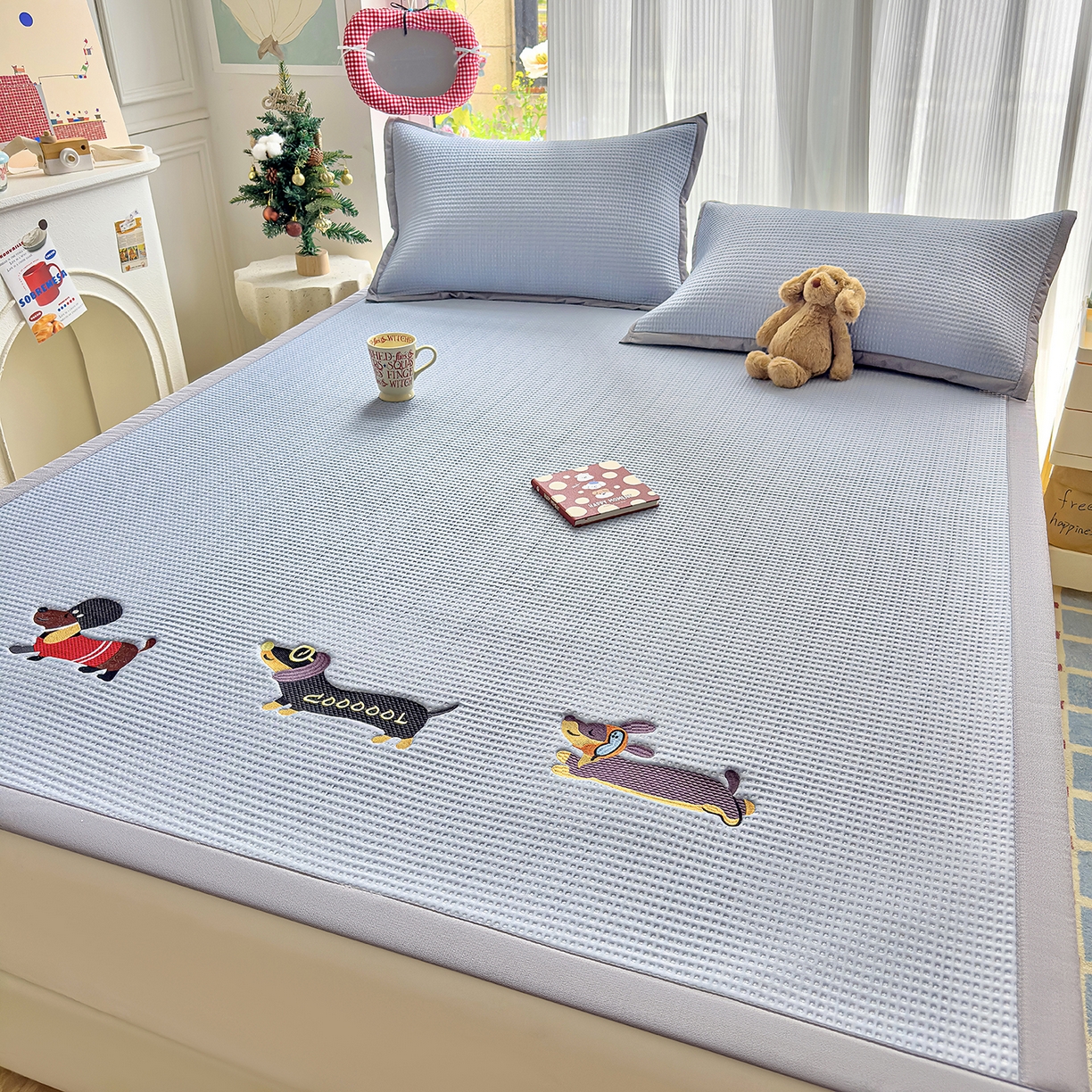 91家纺网 家纺一手货源 找家纺 圣比熊 2026春夏新款卡通印加绣花凉豆豆绣花凉席席子 酷狗派对