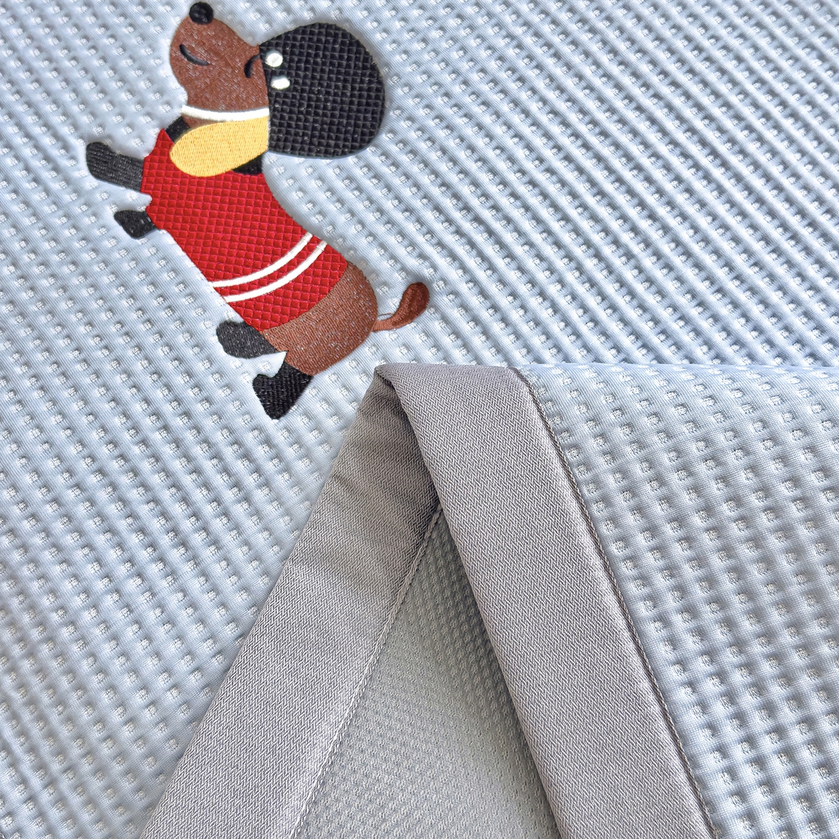 91家纺网 家纺一手货源 找家纺 圣比熊 2026春夏新款卡通印加绣花凉豆豆绣花凉席席子 酷狗派对