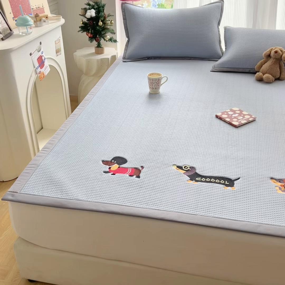 91家纺网 家纺一手货源 找家纺 圣比熊 2026春夏新款卡通印加绣花凉豆豆绣花凉席席子 酷狗派对