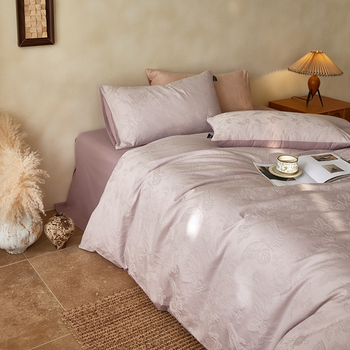 91家纺网 家纺一手货源 找家纺 风向标家纺 2026新款全棉纯棉提花四件套-翩然梦蝶系列 栩然-紫柔