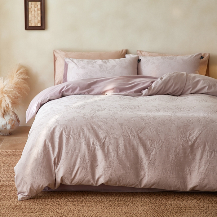 91家纺网 家纺一手货源 找家纺 风向标家纺 2026新款全棉纯棉提花四件套-翩然梦蝶系列 栩然-紫柔