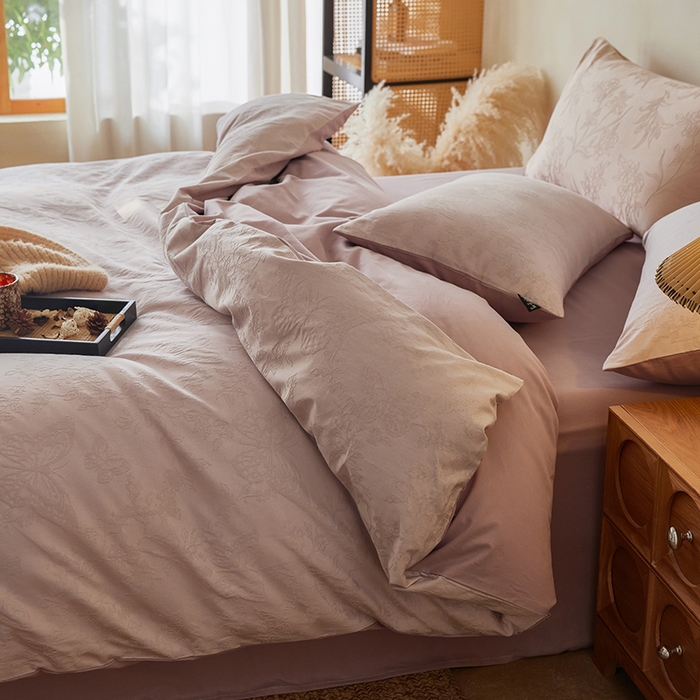 91家纺网 家纺一手货源 找家纺 风向标家纺 2026新款全棉纯棉提花四件套-翩然梦蝶系列 栩然-紫柔