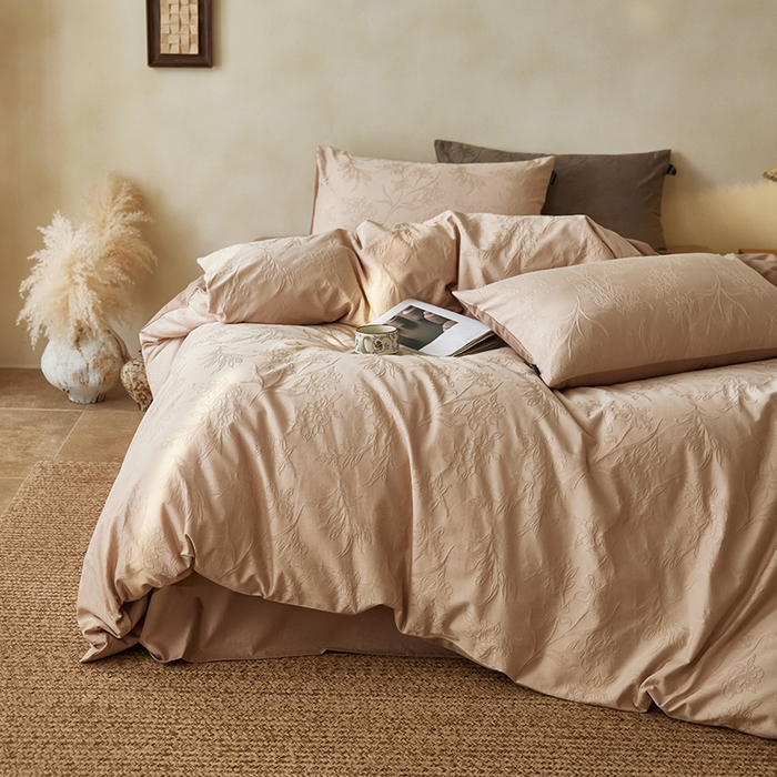 91家纺网 家纺一手货源 找家纺 风向标家纺 2026新款全棉纯棉提花四件套-翩然梦蝶系列 逍然-拿铁