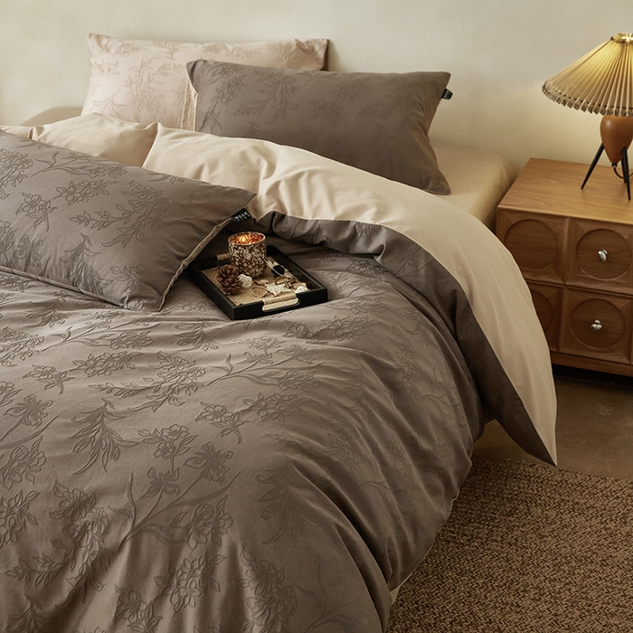 91家纺网 家纺一手货源 找家纺 风向标家纺 2026新款全棉纯棉提花四件套-翩然梦蝶系列 逍然-摩卡