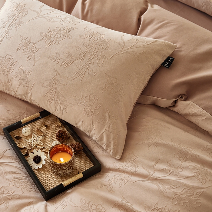 91家纺网 家纺一手货源 找家纺 风向标家纺 2026新款全棉纯棉提花四件套-翩然梦蝶系列 逍然-拿铁