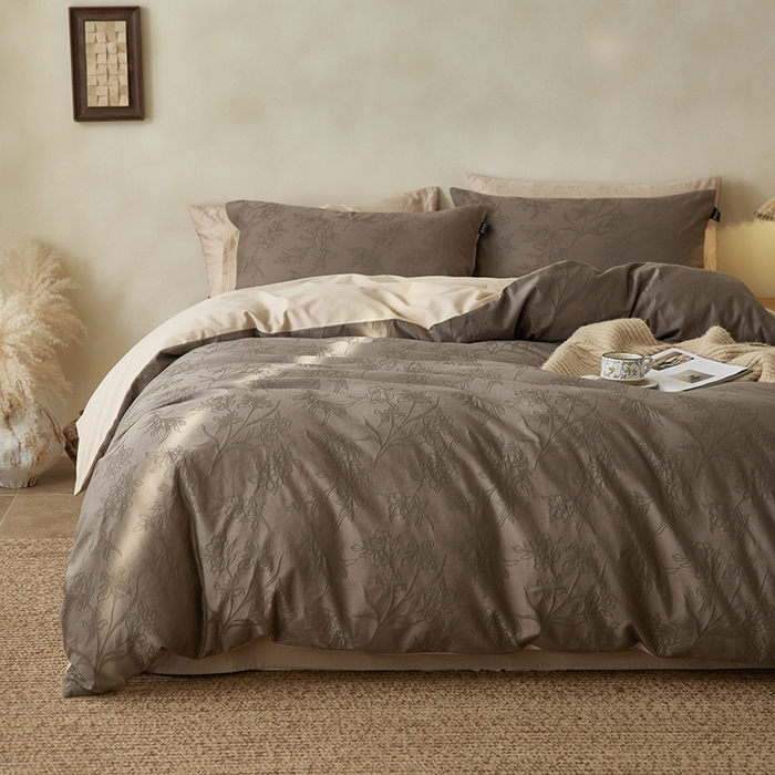 91家纺网 家纺一手货源 找家纺 风向标家纺 2026新款全棉纯棉提花四件套-翩然梦蝶系列 逍然-摩卡