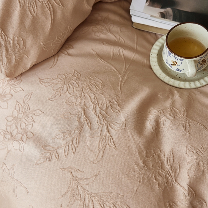 91家纺网 家纺一手货源 找家纺 风向标家纺 2026新款全棉纯棉提花四件套-翩然梦蝶系列 逍然-拿铁