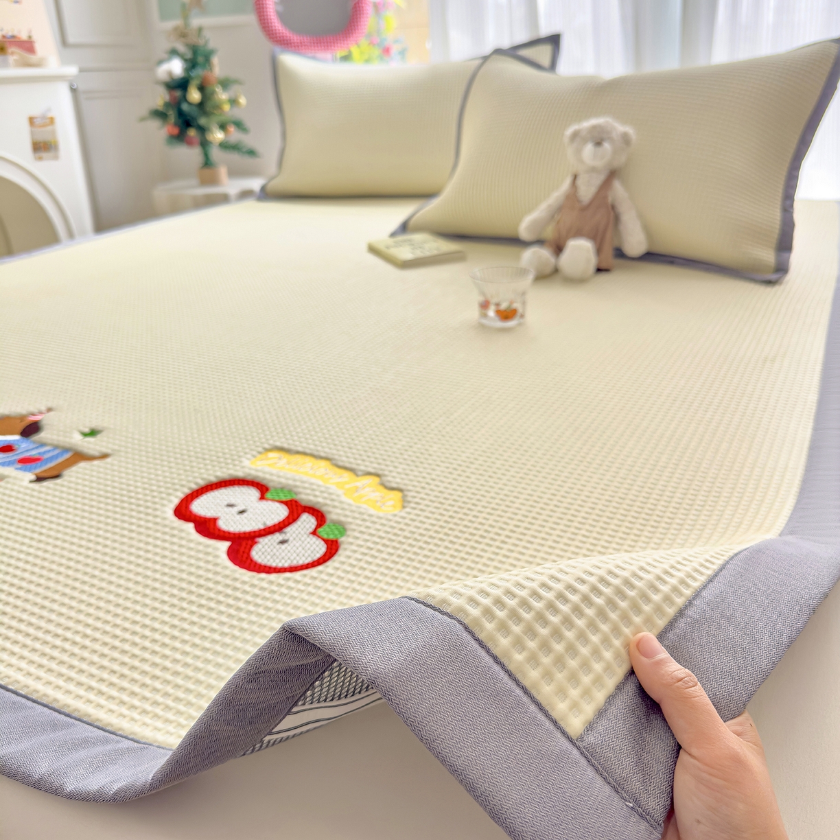 91家纺网 家纺一手货源 找家纺 圣比熊 2026春夏新款卡通印加绣花凉豆豆绣花凉席席子 萌宠果趣