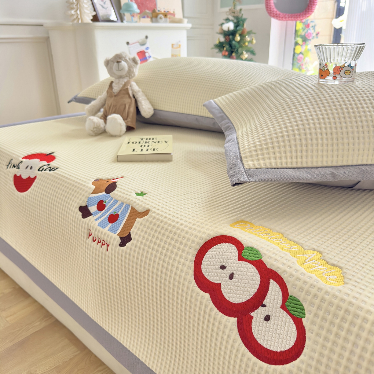 91家纺网 家纺一手货源 找家纺 圣比熊 2026春夏新款卡通印加绣花凉豆豆绣花凉席席子 萌宠果趣