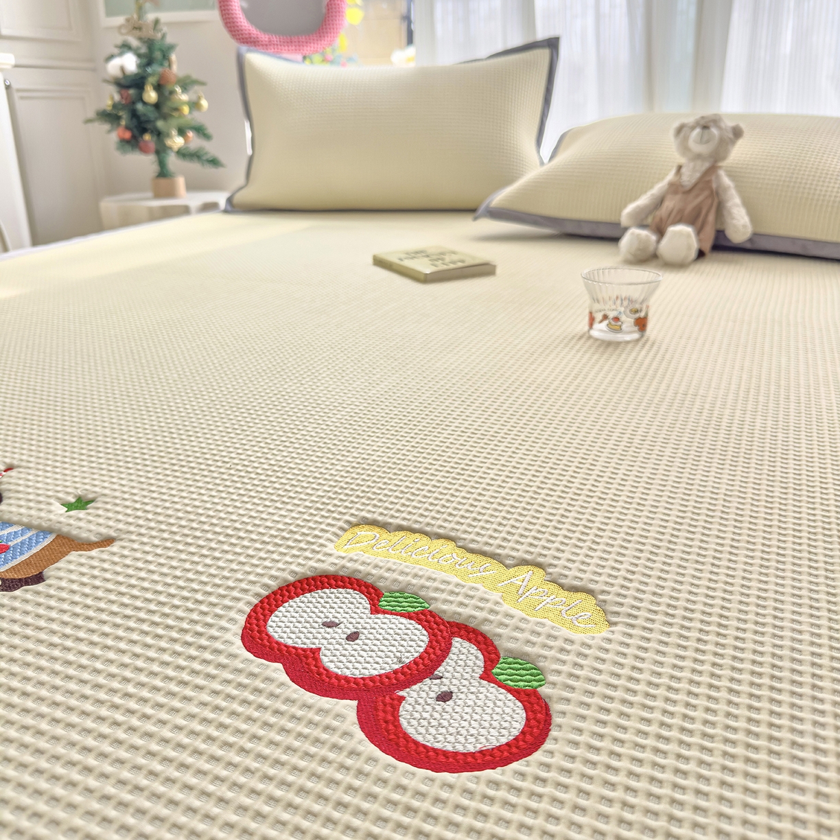 91家纺网 家纺一手货源 找家纺 圣比熊 2026春夏新款卡通印加绣花凉豆豆绣花凉席席子 萌宠果趣