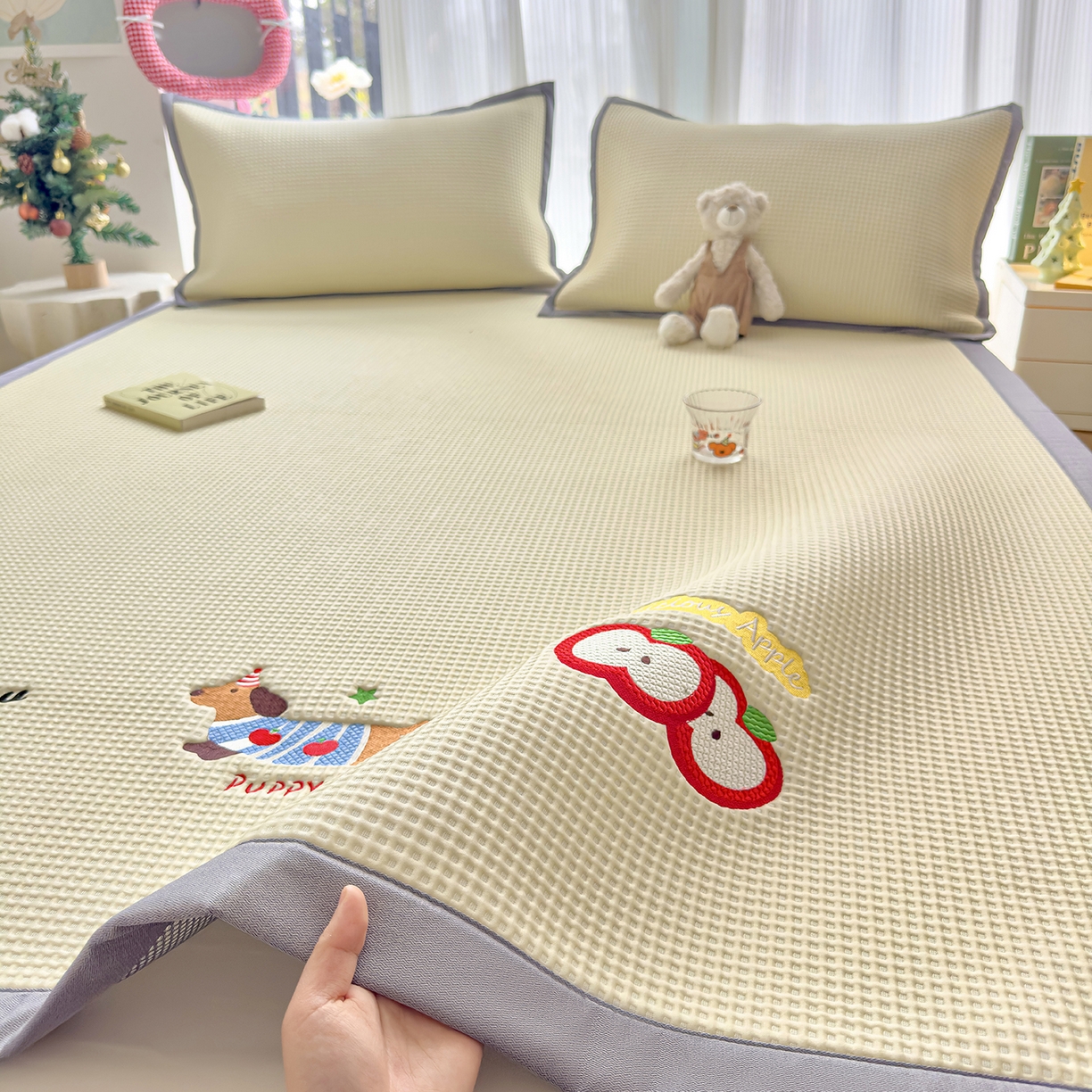 91家纺网 家纺一手货源 找家纺 圣比熊 2026春夏新款卡通印加绣花凉豆豆绣花凉席席子 萌宠果趣