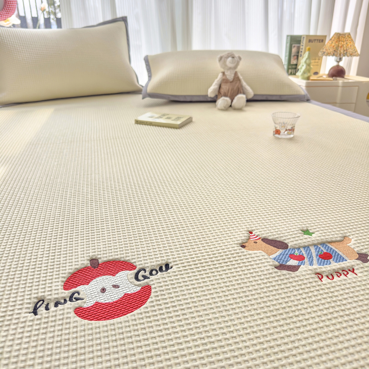 91家纺网 家纺一手货源 找家纺 圣比熊 2026春夏新款卡通印加绣花凉豆豆绣花凉席席子 萌宠果趣