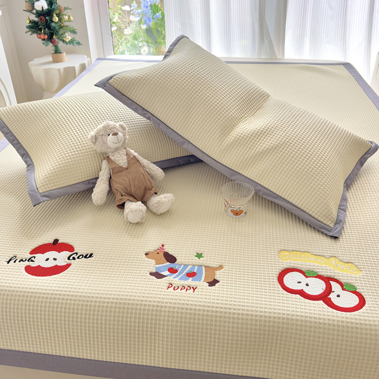 91家纺网 家纺一手货源 找家纺 圣比熊 2026春夏新款卡通印加绣花凉豆豆绣花凉席席子 萌宠果趣