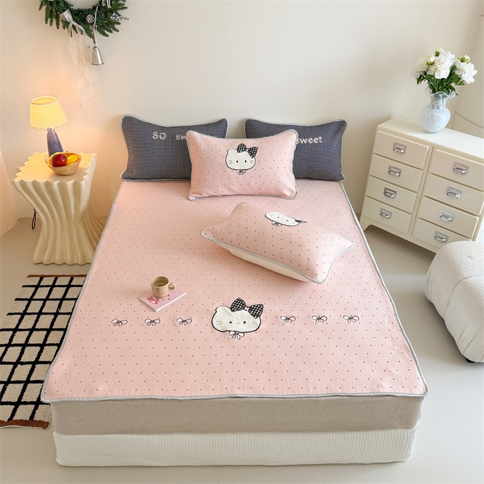 91家纺网 家纺一手货源 找家纺 吾欢心 2026夏季新款夏日猫咪系列PE凉感提花凉席430克高克重冰丝软席三件套同款单夏被空调被可机洗 PE凉席夏日猫咪粉