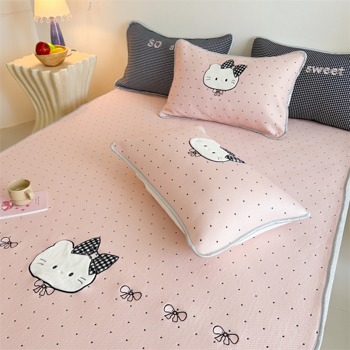 91家纺网 家纺一手货源 找家纺 吾欢心 2026夏季新款夏日猫咪系列PE凉感提花凉席430克高克重冰丝软席三件套同款单夏被空调被可机洗 PE凉席夏日猫咪粉